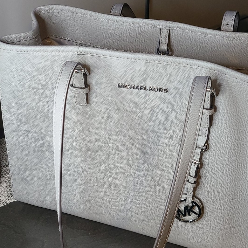 ******SOLD******Beautiful Michael Kors (authentic) handbag in Grey